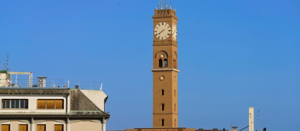Der Torre Civica in Forlì erhebt sich als Symbol städtischer Identität, vereint Geschichte, Architektur und Erinnerungskultur.