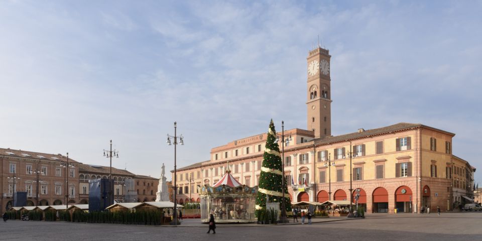 Der Torre Civica erhebt sich eindrucksvoll über dem Rathaus in Forlì und prägt das historische Stadtbild.