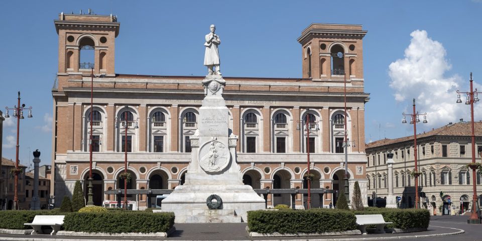 Der Palazzo delle Poste in Forlì mit der Statue von Aurelio Saffi verbindet monumentale Architektur mit urbaner Symbolkraft.