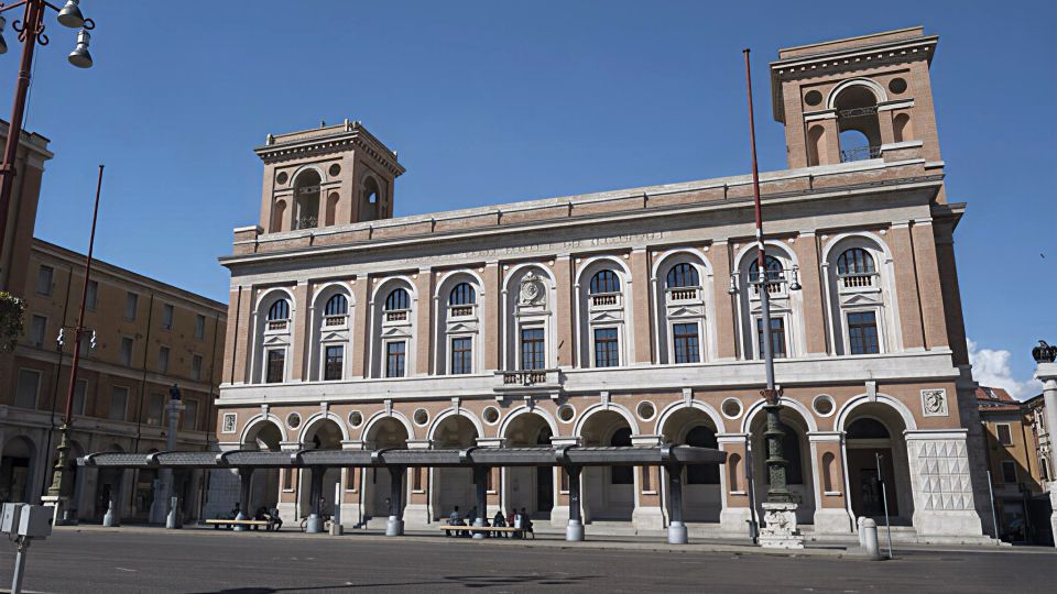 Der Palazzo delle Poste in Forlì, erbaut in den 1930er-Jahren, ist ein Symbol rationalistischer Architektur und Moderne.
