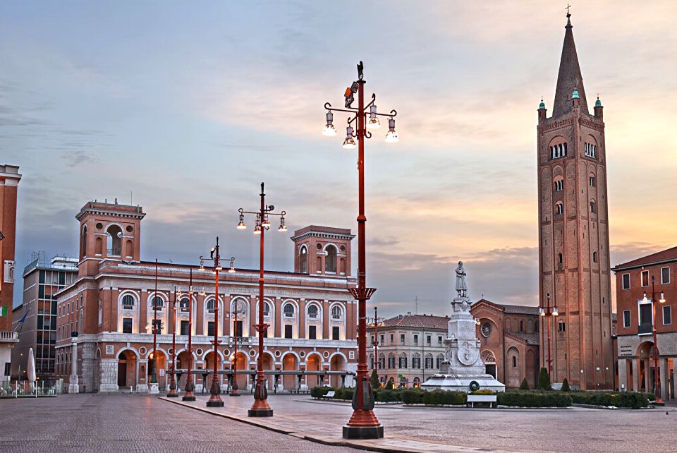 Herrlicher Blick über die Piazza Saffi mit dem Palazzo delle Poste und dem Kloster San Mercuriale.