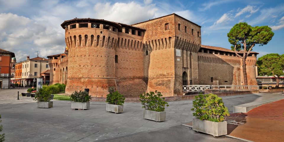 Die Rocca di Forlimpopoli thront im Zentrum der Stadt und vereint mittelalterliche Wehrkraft mit kulturellem Leben.