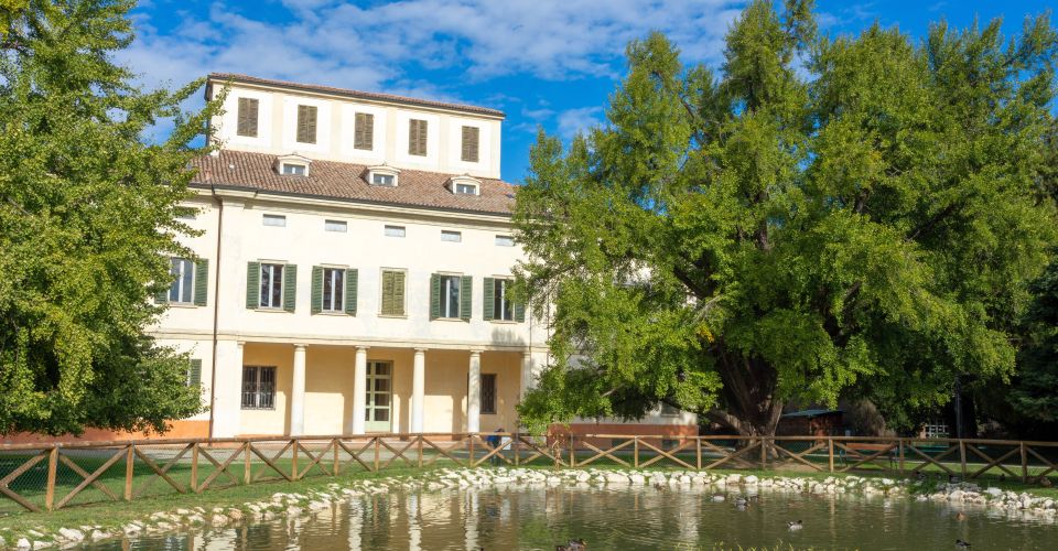 Die Villa Gazzotti in Formigine besticht durch ihre elegante Architektur und ihre Lage im grünen Herzen der Stadt.