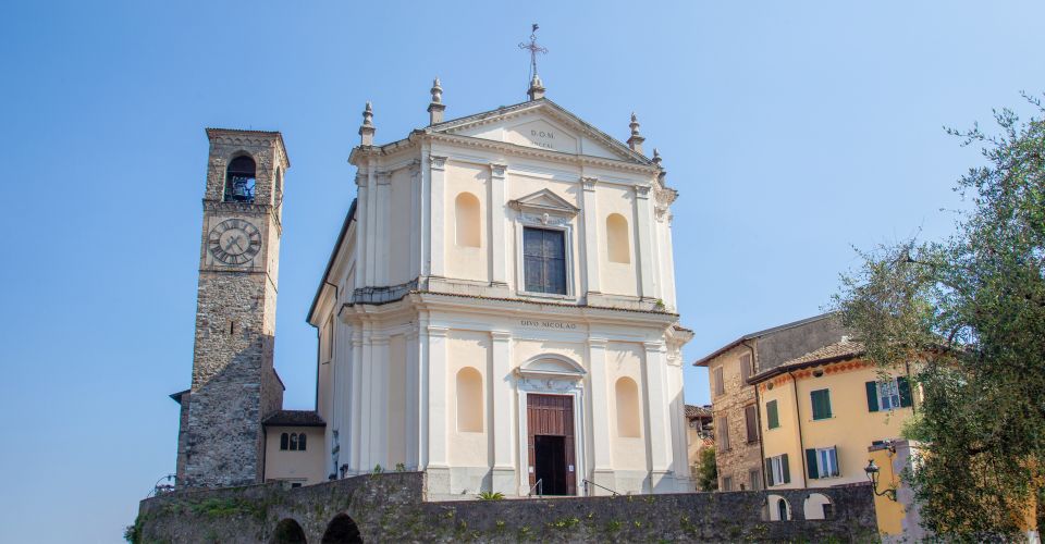 Die Barockkirche San Nicolò da Bari wurde 1730–1740 erbaut und prägt seither das historische Zentrum von Gardone Sopra.