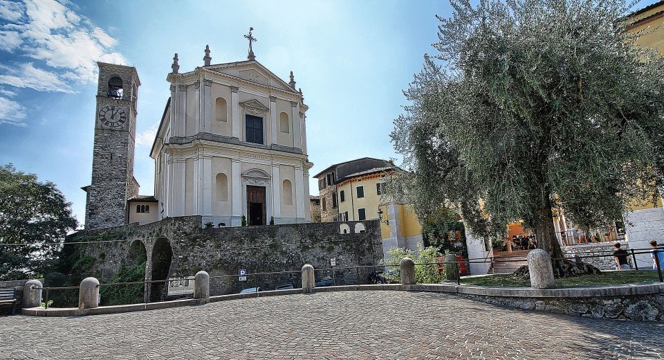 Die Chiesa San Nicolò da Bari in Gardone Sopra thront oberhalb am Lago di Garda, direkt gegenüber dem Vittoriale