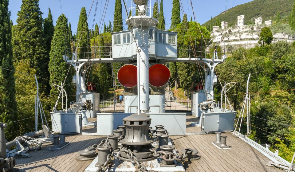 Der Bug des Kriegsschiffs Puglia thront über dem Gardasee – ein monumentales Symbol italienischer Seemacht.