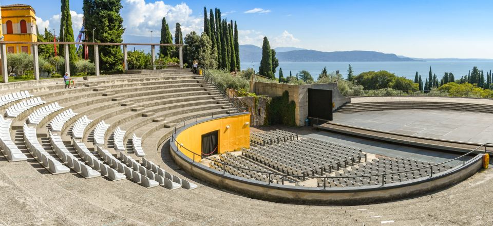 Das Teatro im Vittoriale ist ein antikes Freilichttheater mit Blick auf den Gardasee – Bühne für Kunst, Geschichte und Natur.