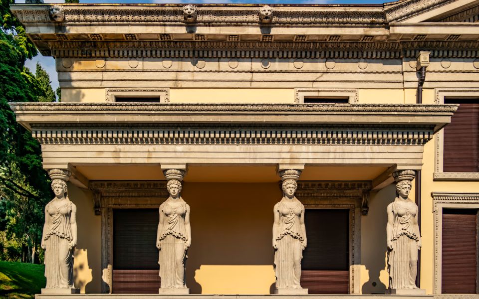 Die Karyatiden-Säulen der Villa Alba zieren prunkvoll den Eingang.