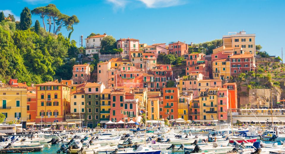 Am Hafen von Lerici reihen sich bunte Häuser malerisch aneinander und schaffen eine einladende, maritime Kulisse.