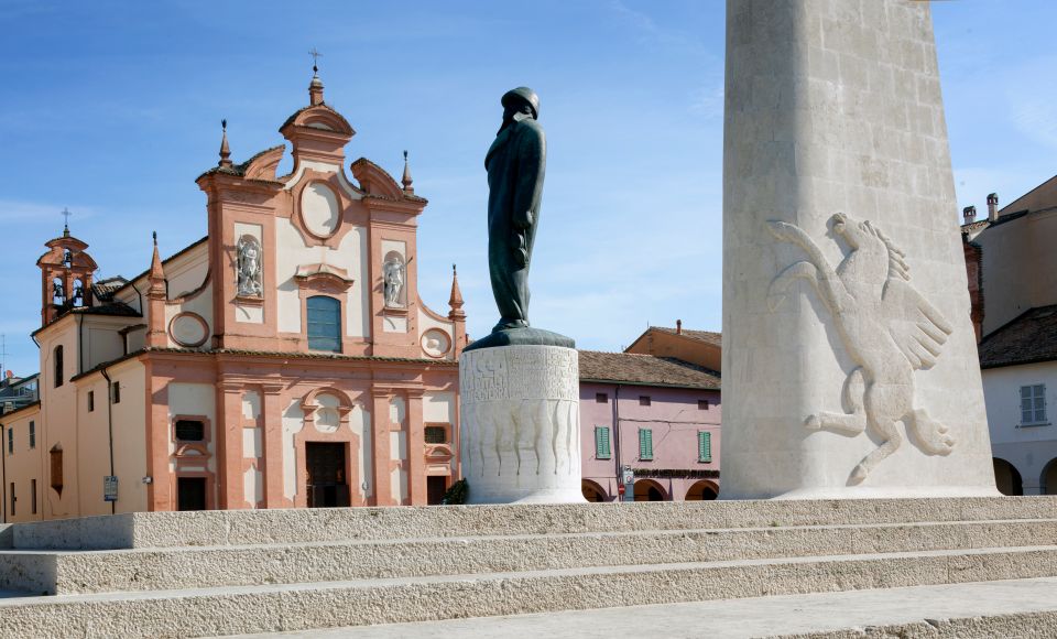 Die Piazza Baracca ist das zentrale Stadtforum mit Denkmal für den Fliegerhelden Francesco Baracca und lebendigem Flair.