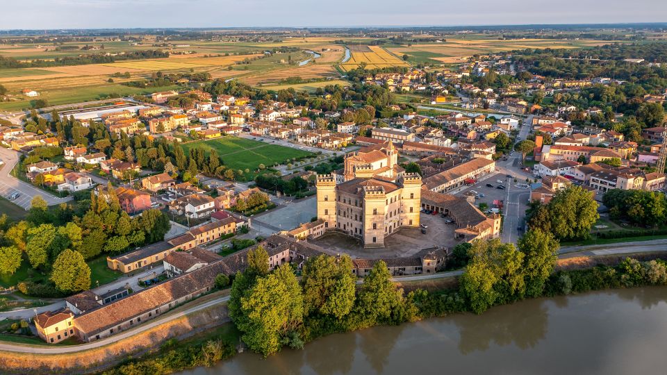 Herrliche Drohnenaufnahme von Mesola mit dem Castello: historische Pracht eingebettet in grüne Wälder und stille Landschaft.