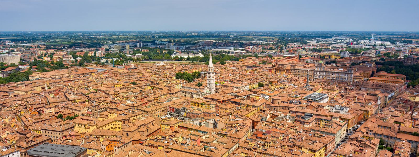 Modena ist eine Stadt, die Geschichte, Kultur und Moderne auf eindrucksvolle Weise verbindet.