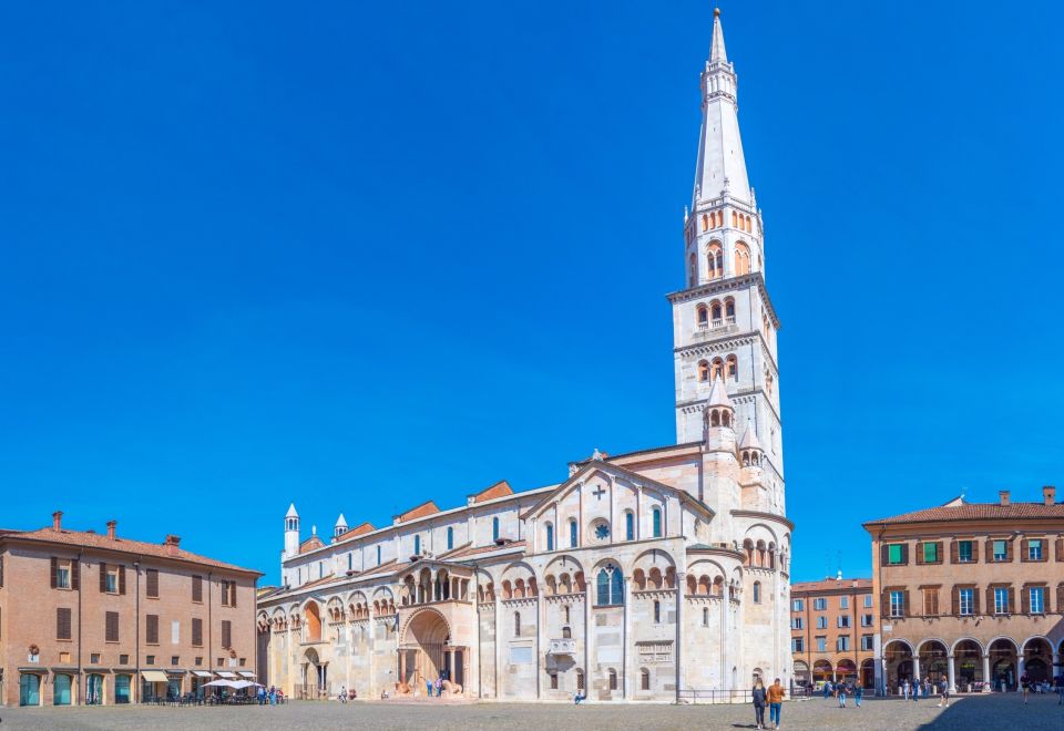 Ein herrlicher Blick von der Piazza Grande auf den Dom offenbart romanische Pracht und zeitlose Schönheit im Herzen Modenas.