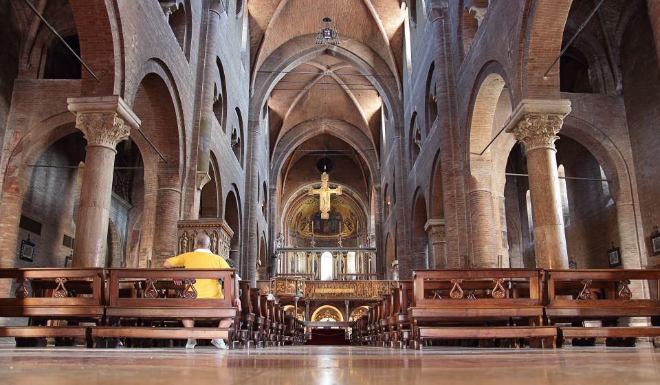 Im Inneren des Doms von Modena beeindrucken romanische Strenge, kunstvolle Fresken und die Krypta des heiligen Geminianus.