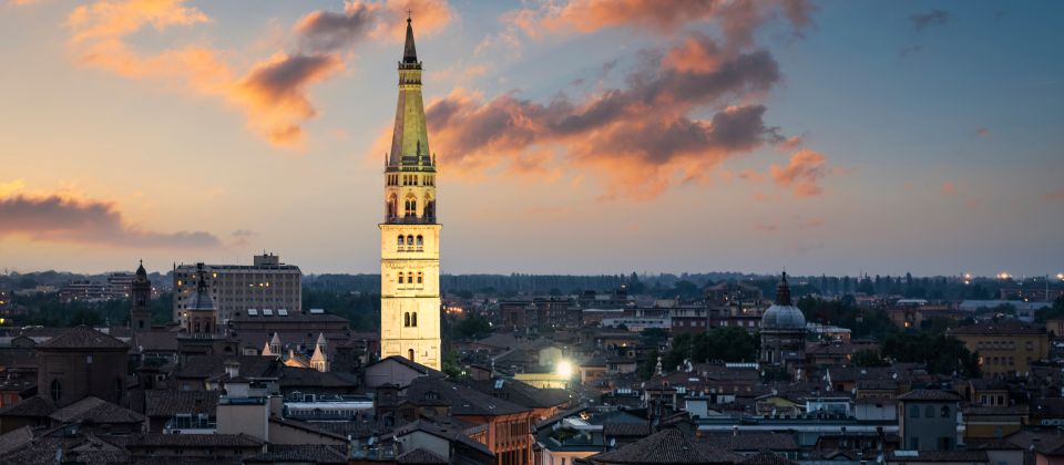 Der Torre Ghirlandina erhebt sich stolze 86 Meter über Modena und gilt als Wahrzeichen der Stadt.
