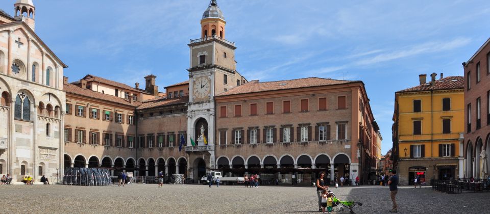 Die Piazza Grande in Modena ist seit Jahrhunderten das Herz der Stadt, ein Ort der Begegnung, Geschichte und eindrucksvoller Architektur.