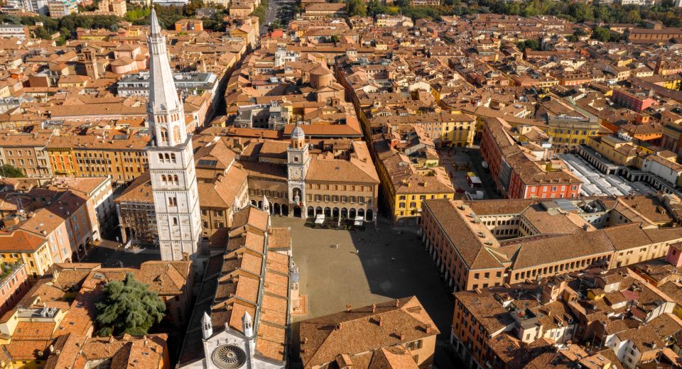 Ein herrlicher Vogelblick auf die Piazza Grande zeigt das harmonische Zusammenspiel von Dom, Ghirlandina und Palazzo.