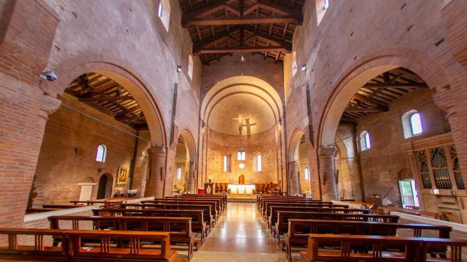 Das Innere der Abbazia di Nonantola beeindruckt mit klaren romanischen Linien, kunstvollen Kapitellen und einer Krypta