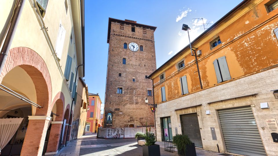 Der Torre dei Modenesi ist ein mittelalterlicher Wehrturm von 30 m Höhe, einst Teil der Stadtbefestigung.