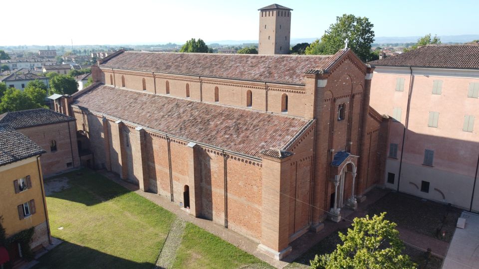 Die Abbazia di Nonantola ist eine romanische Benediktinerabtei aus dem 12. Jh., berühmt für Krypta und historische Schätze.