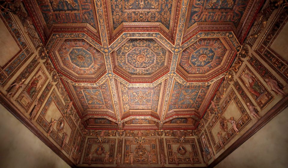 Die Kassettendecke im Palazzo Schifanoia zeigt filigrane Renaissanceornamente und betont die Pracht des Este-Hofs.