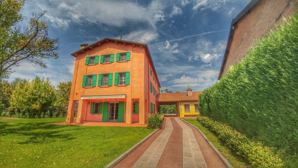 Das Casa Museo Pavarotti liegt am Stadtrand von Modena, umgeben von grüner Landschaft und nahe der Heimat des Tenors.