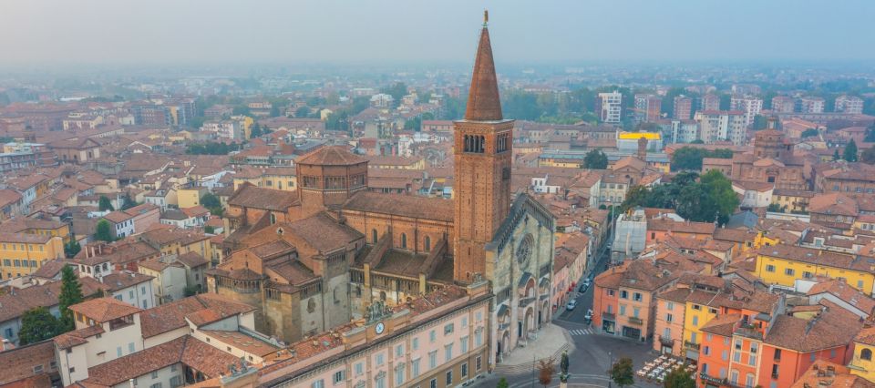 Der Duomo di Piacenza beeindruckt mit romanischer Architektur, kunstvollen Fresken und seiner majestätischen Kuppel.