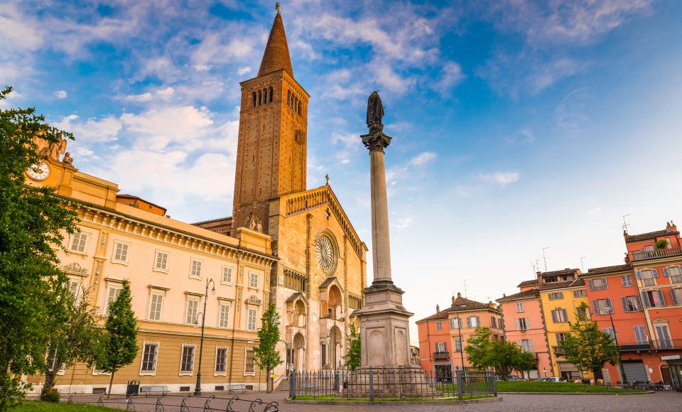 Die romanische Fassade des Duomo di Piacenza mit rosa Marmor und markantem Glockenturm.