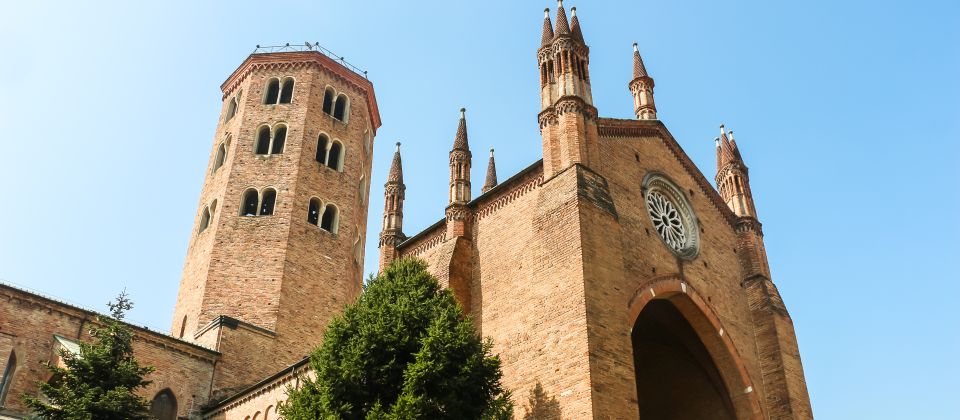 Die Basilica besticht mit romanischer Architektur, hohem Turm und spiritueller Atmosphäre.