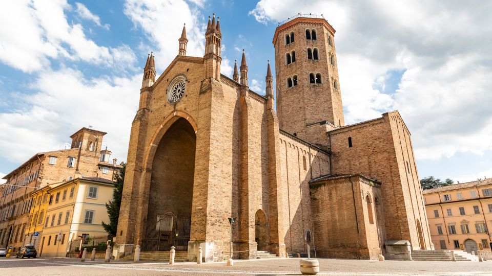 Die Basilika Sant’Antonino mit ihrem markanten achteckigen Turm gilt als Wahrzeichen der Stadt Piacenza.