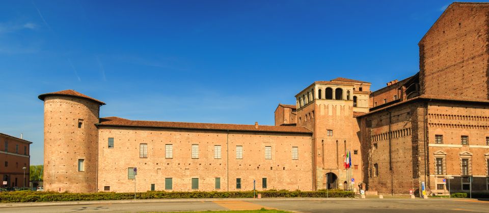 Der Palazzo Farnese beeindruckt mit mächtigen Mauern und beherbergt heute bedeutende Museen.