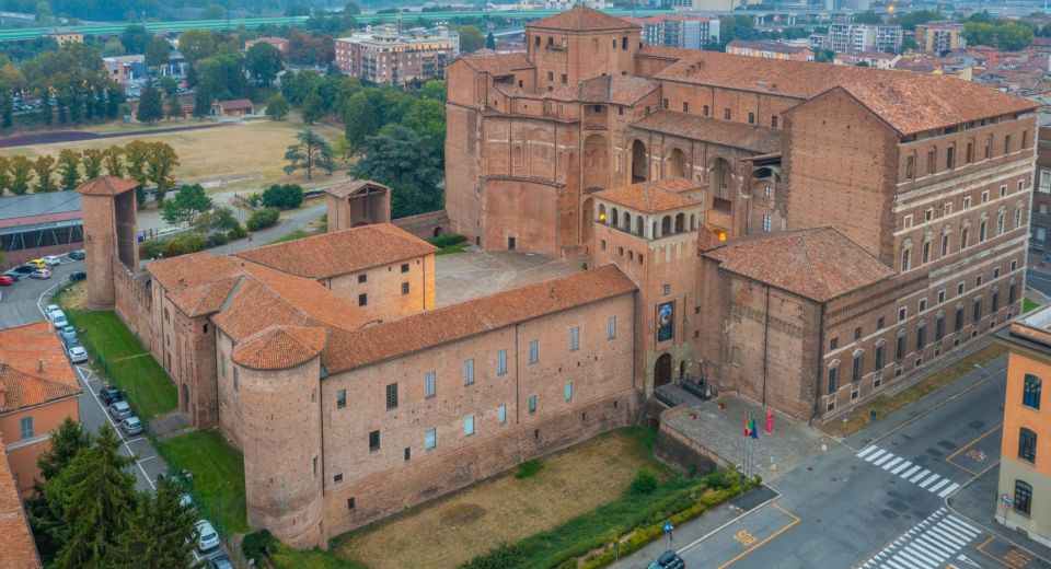 Die monumentale Fassade des Palazzo Farnese, Symbol für Macht und Renaissance in Piacenza.