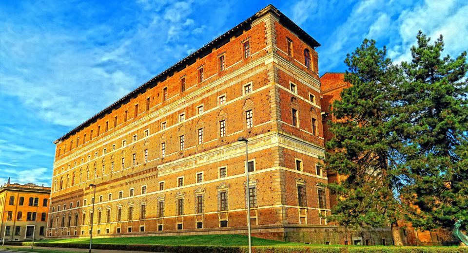 Die wuchtigen Mauern des Palazzo Farnese erheben sich über der Stadt und erinnern an die glanzvolle Epoche der Farnese-Dynastie.