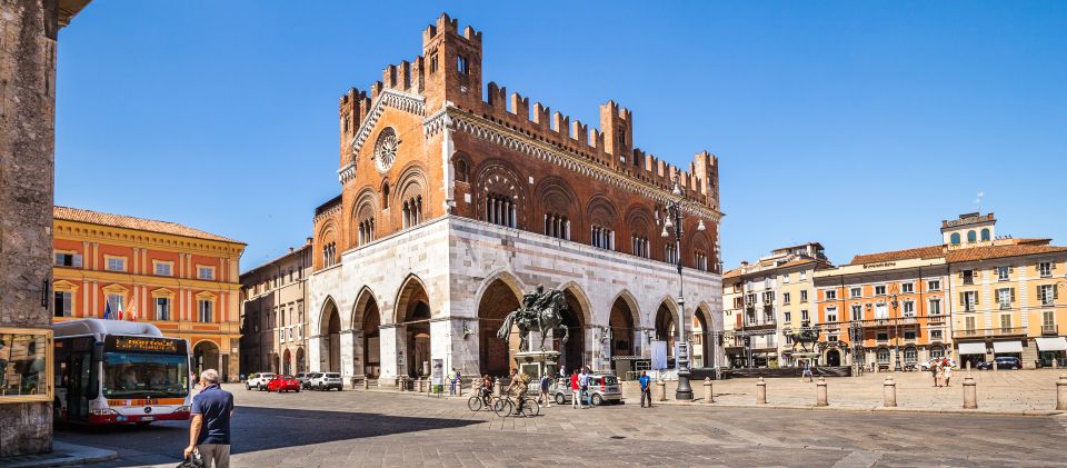 Der Palazzo Gotico in Piacenzy erhebt sich als eindrucksvolles Symbol mittelalterlicher Baukunst.