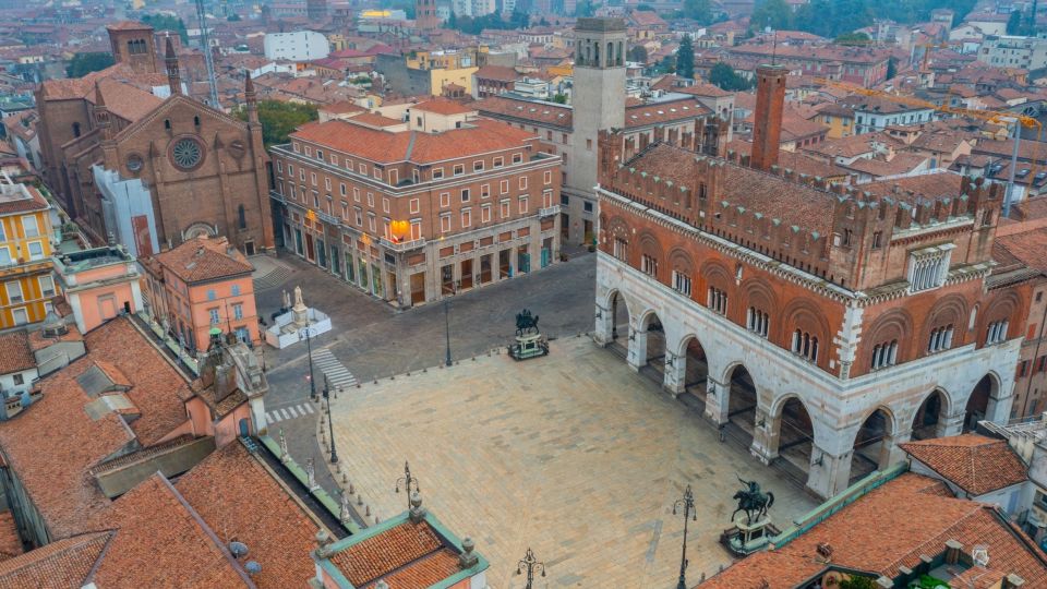 Der Palazzo Gotico steht im Zentrum von Piacenza auf der Piazza Cavalli und prägt gemeinsam mit den Reiterstatuen das Stadtbild.