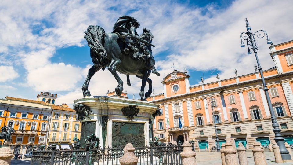 Der Palazzo del Governatore in Piacenza erhebt sich stolz am Platz, wo die bronzenen Reiterstatuen die Stadt bewachen.