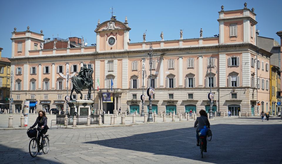 Der Palazzo del Governatore prägt das historische Zentrum von Piacenza und spiegelt die Macht und Identität der Stadt wider.