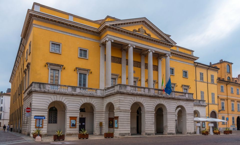Die elegante neoklassizistische Fassade des Teatro Municipale in Piacenza.