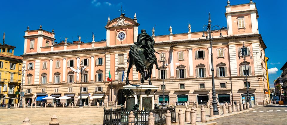 Die Piazza Cavalli beeindruckt mit barocken Reiter-Statuen und dem historischen Palazzo Gotico.