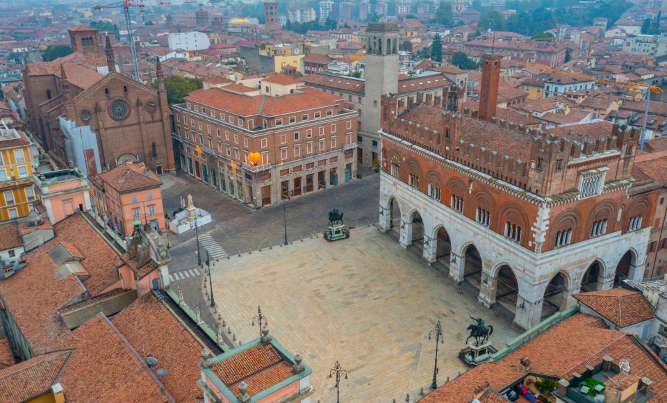 Das Zusammenspiel aus gotischer Architektur und Farnese-Denkmälern prägt die Piazza dei Cavalli bis heute.