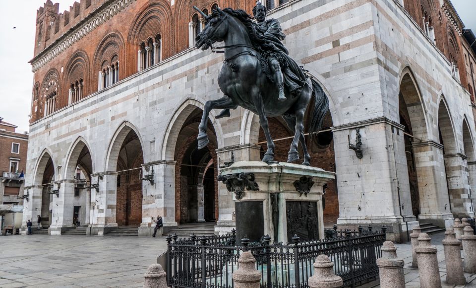 Der Blick auf die Statue von Ranuccio I. Farnese zeigt barocke Pracht, detailreiche Rüstung und majestätische Ausstrahlung.