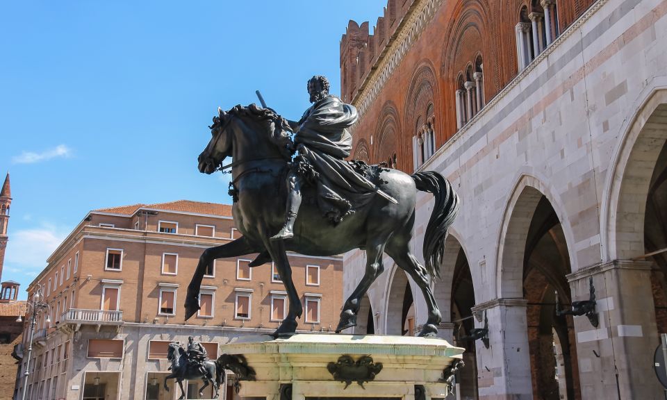 Der Blick auf die Statue von Alessandro Farnese offenbart kraftvolle Eleganz, stolze Haltung und meisterhafte barocke Kunst.