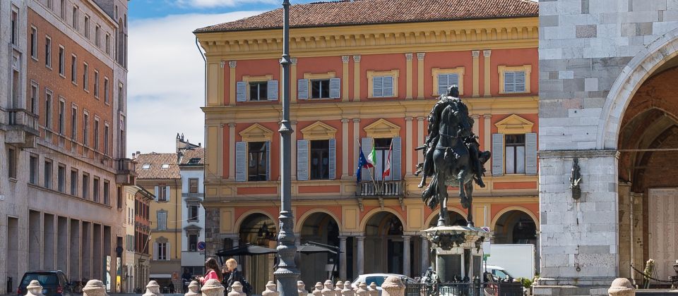 Der Palazzo ist ein architektonisches Zeugnis, das Handel, Kultur und Geschichte vereint.
