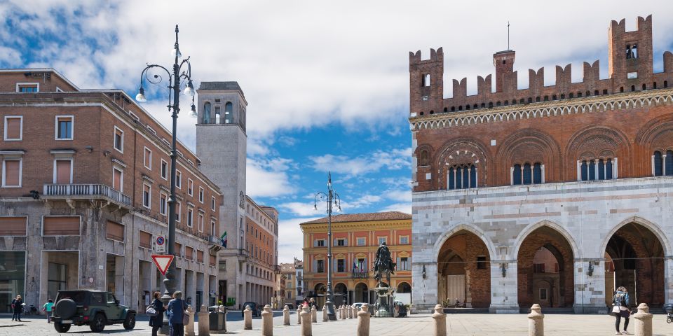 Der Palazzo del Collegio dei Mercanti liegt im Herzen Piacenzas an der Piazza Cavalli, umgeben von historischen Bauwerken.