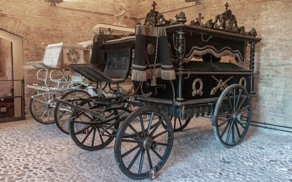 Eine heilige Kutsche ausgestellt, die einst zum Transport eines Sarkophags bei Beerdigungszeremonien diente.