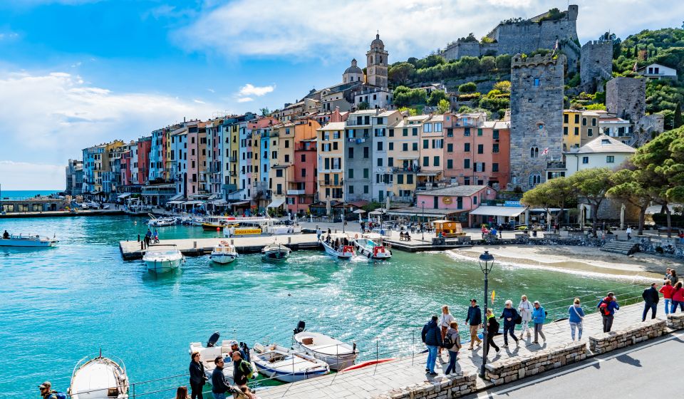 Der Hafen von Portovenere mit seiner Promenade bietet bunte Häuser, Fischerboote, Cafés und einen malerischen Blick aufs Meer.
