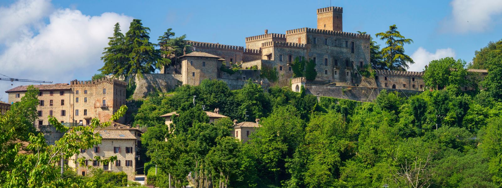 Die Provinz Parma vereint fruchtbare Ebenen, sanfte Hügel, Apenninberge und reiche Geschichte.