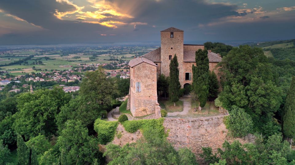 Das Castello di Bianello ist die einzige vollständig erhaltene der vier Burgen und bietet Geschichte, Ausblicke und Kultur zugleich.