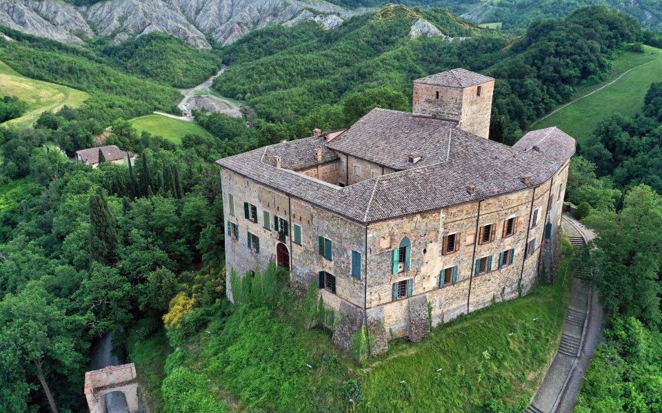 Das Castello di Bianello thront über Quattro Castella und ist als Residenz der Gräfin Mathilde von Canossa berühmt.