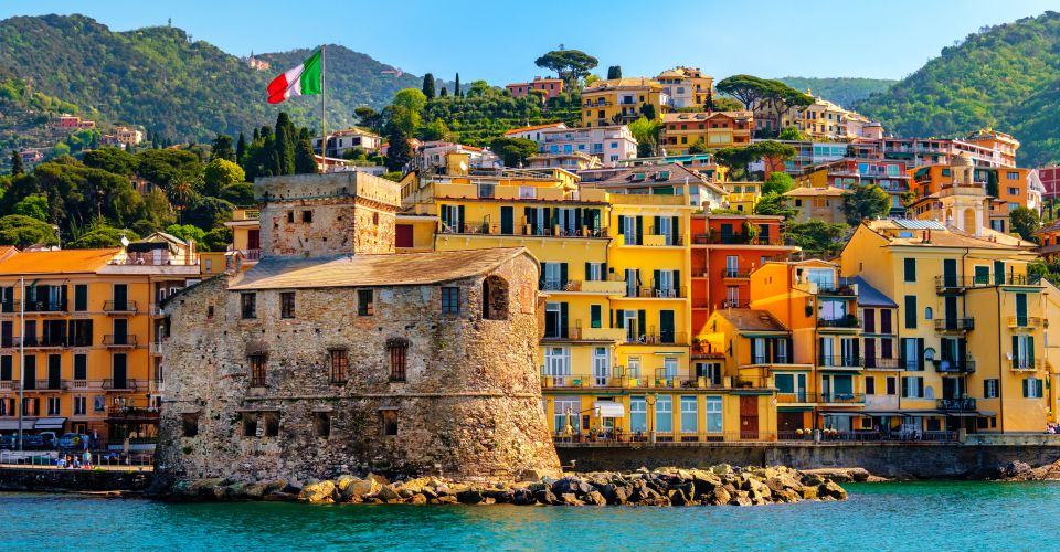 Die bunten Häuser in Rapallo säumen die Promenade und verleihen der Küstenstadt ihr typisch ligurisches, lebendiges Flair.